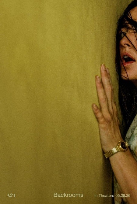 Mujer apoyada a una pared